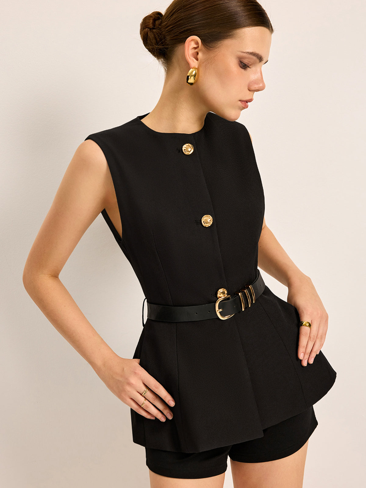 Oberteil mit Knopfdetail, Taschen und Gürtel
