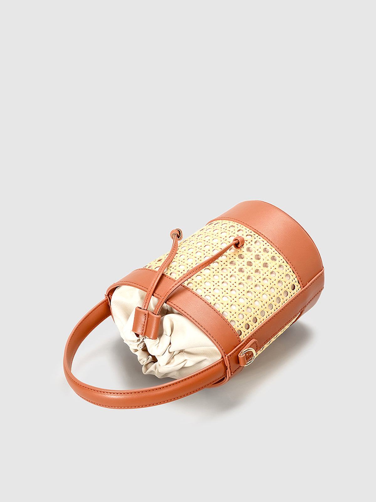 Sac seau à cordon en rotin avec détails en rotin