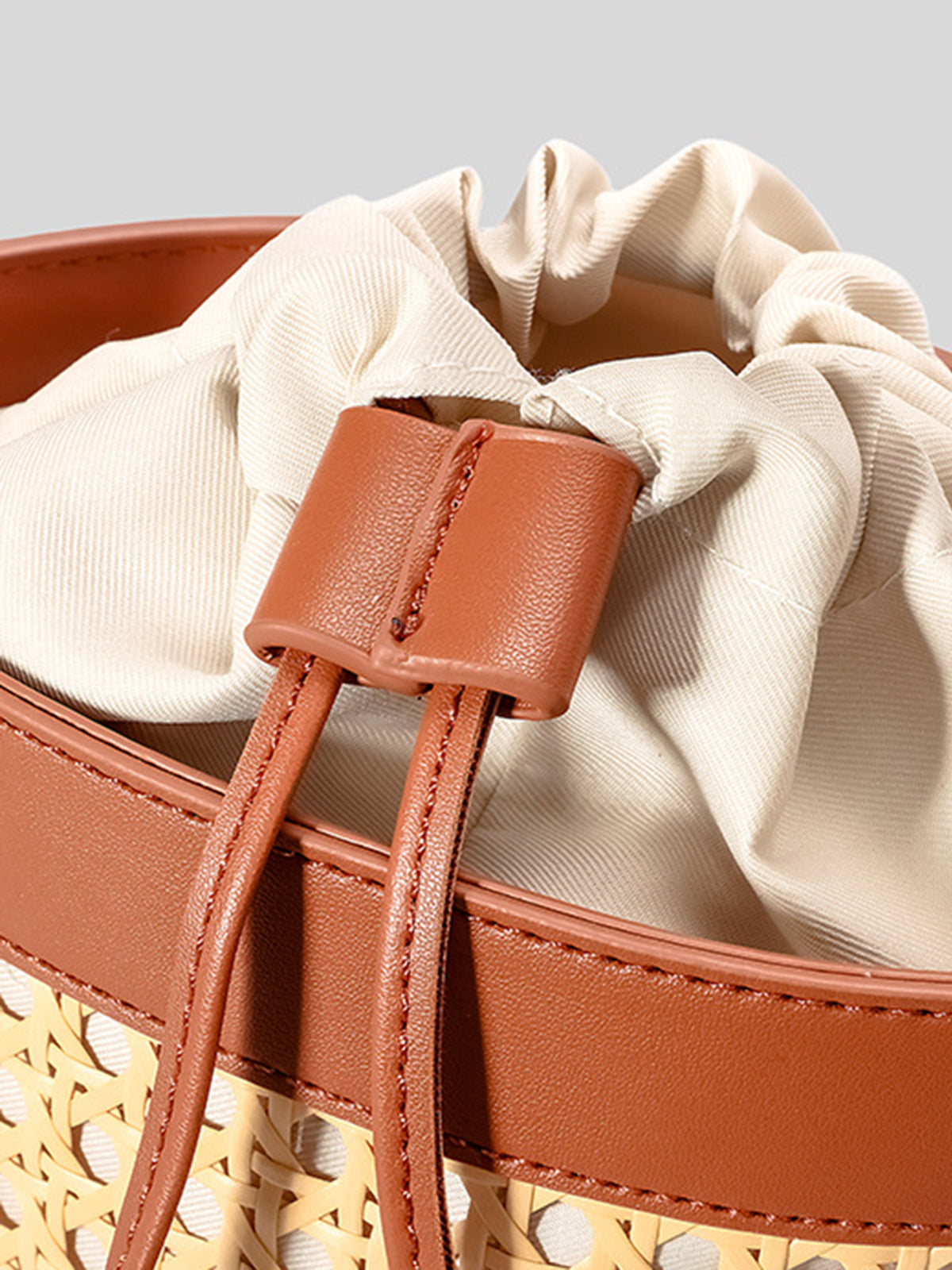 Sac seau à cordon en rotin avec détails en rotin