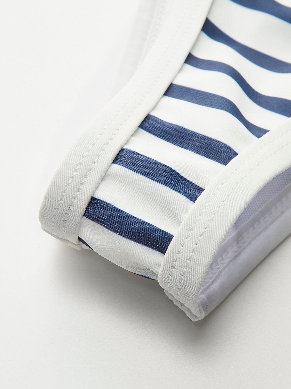 Bikini mit nautischem Streifenmuster und hohem Beinausschnitt 