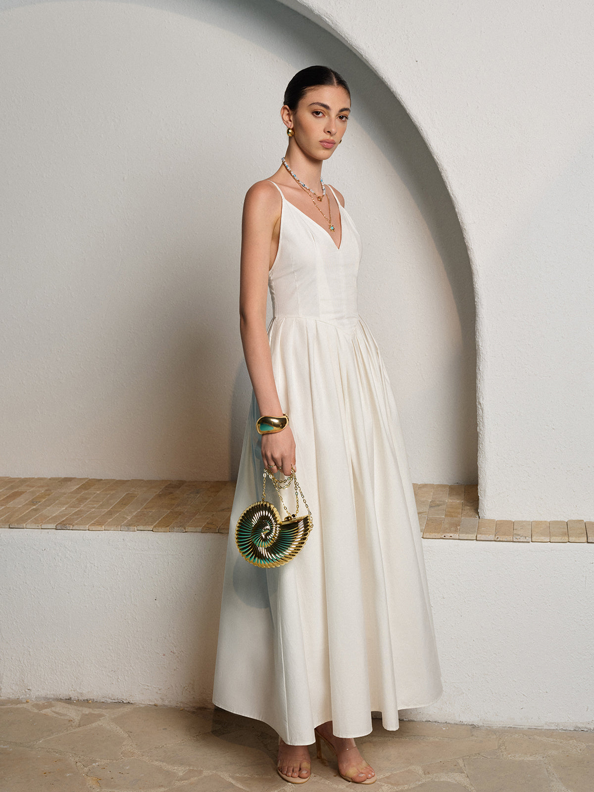 Robe plissée dos nu à fines bretelles 