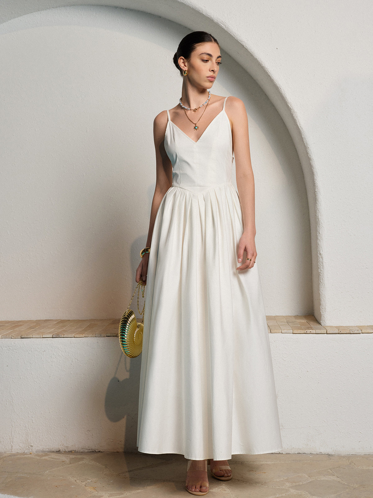 Robe plissée dos nu à fines bretelles 