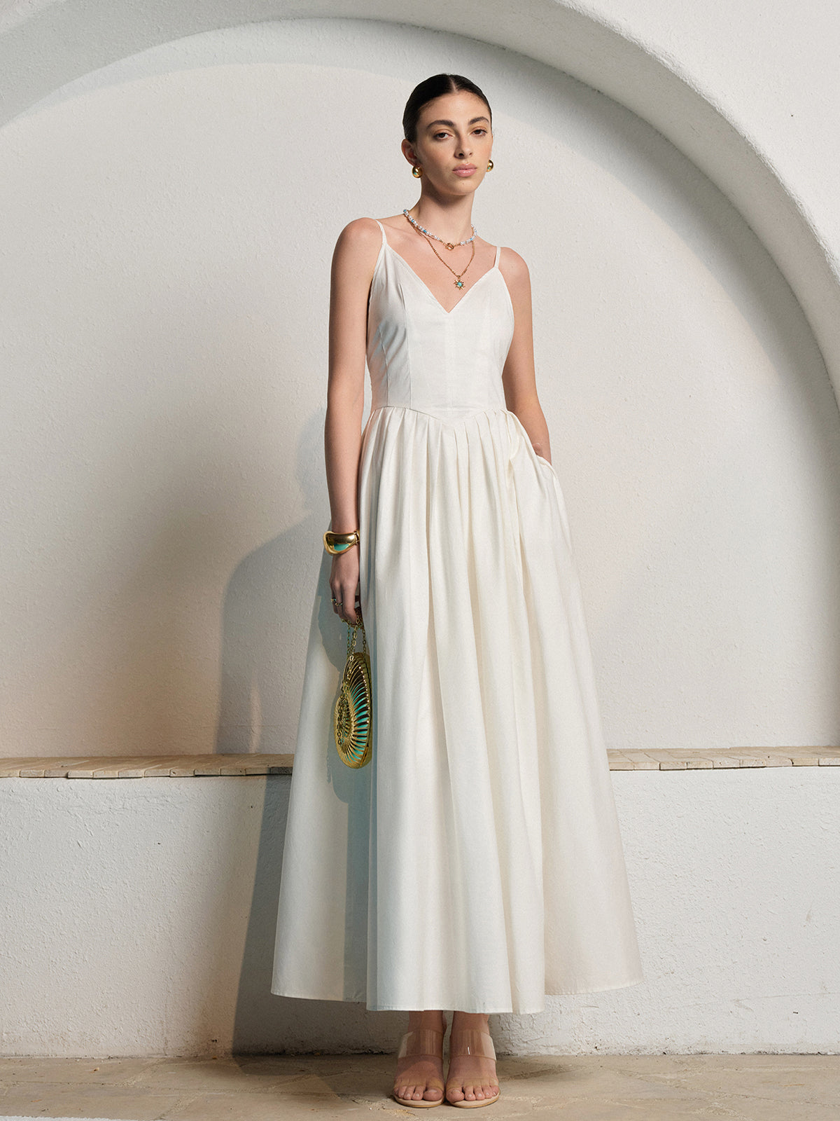 Robe plissée dos nu à fines bretelles 