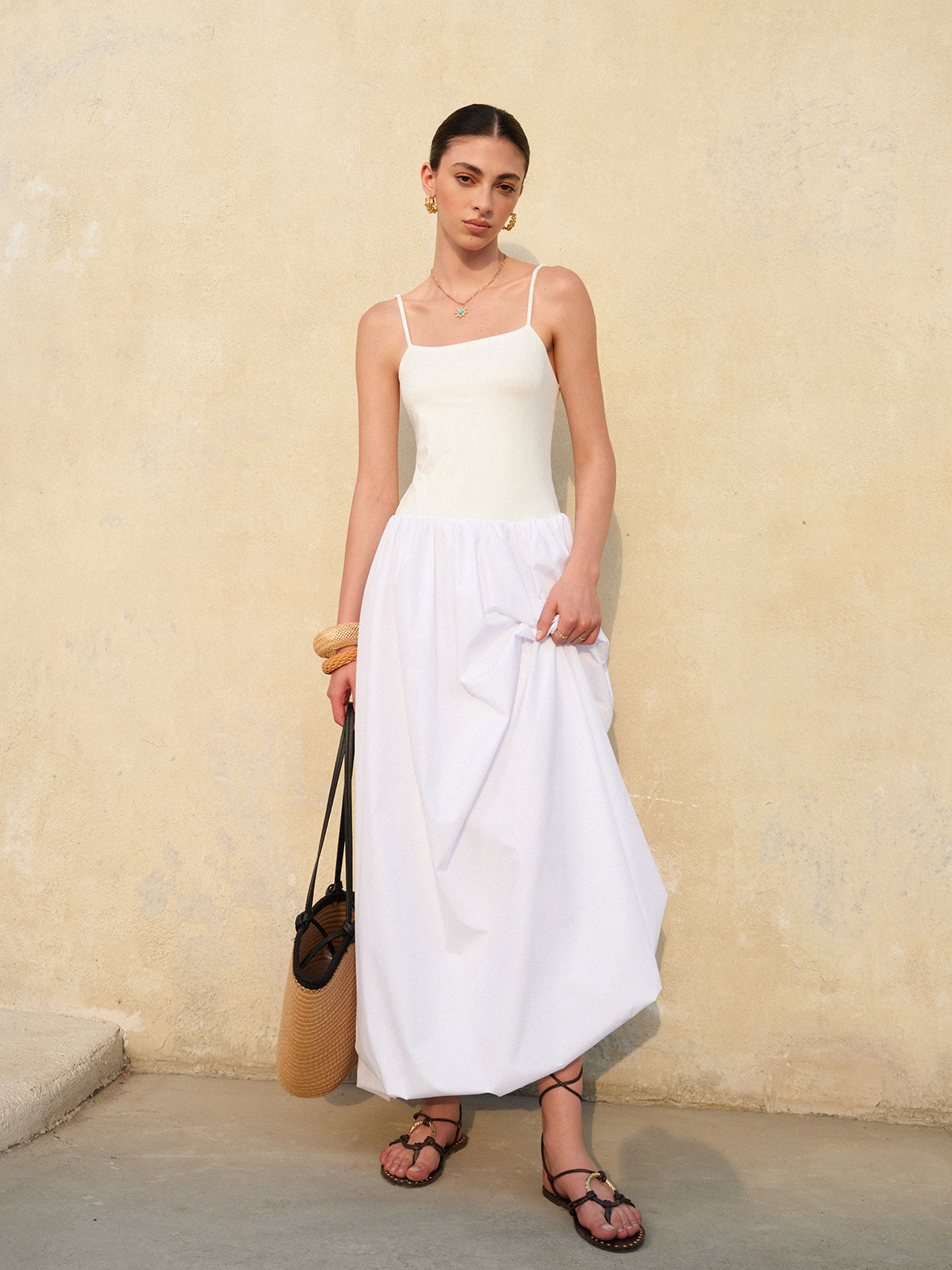 Robe à bretelles spaghetti et ourlet bouffant 