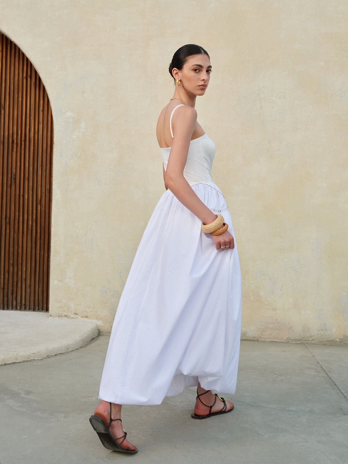 Robe à bretelles spaghetti et ourlet bouffant 