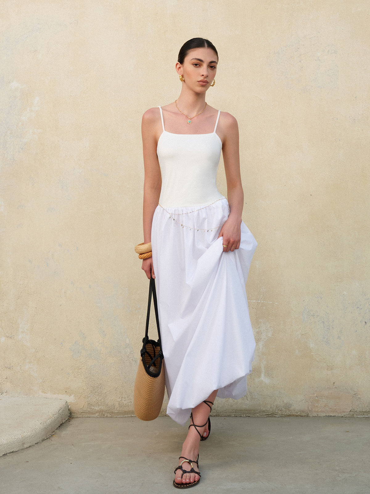 Robe à bretelles spaghetti et ourlet bouffant 