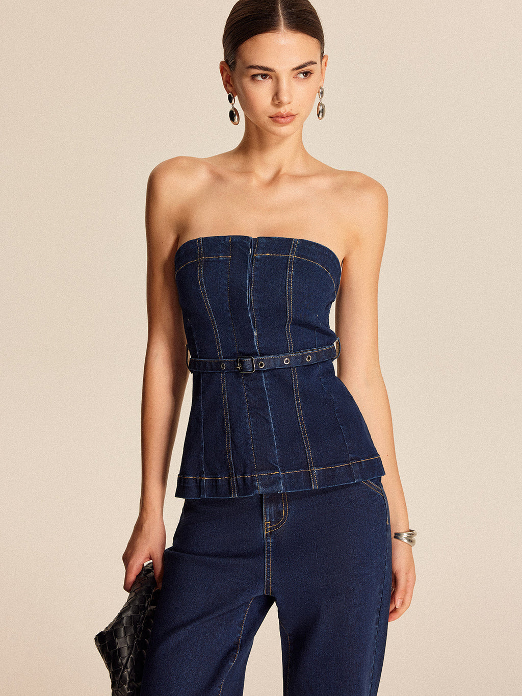 Trägerloses Jeans-Top mit Gürtel