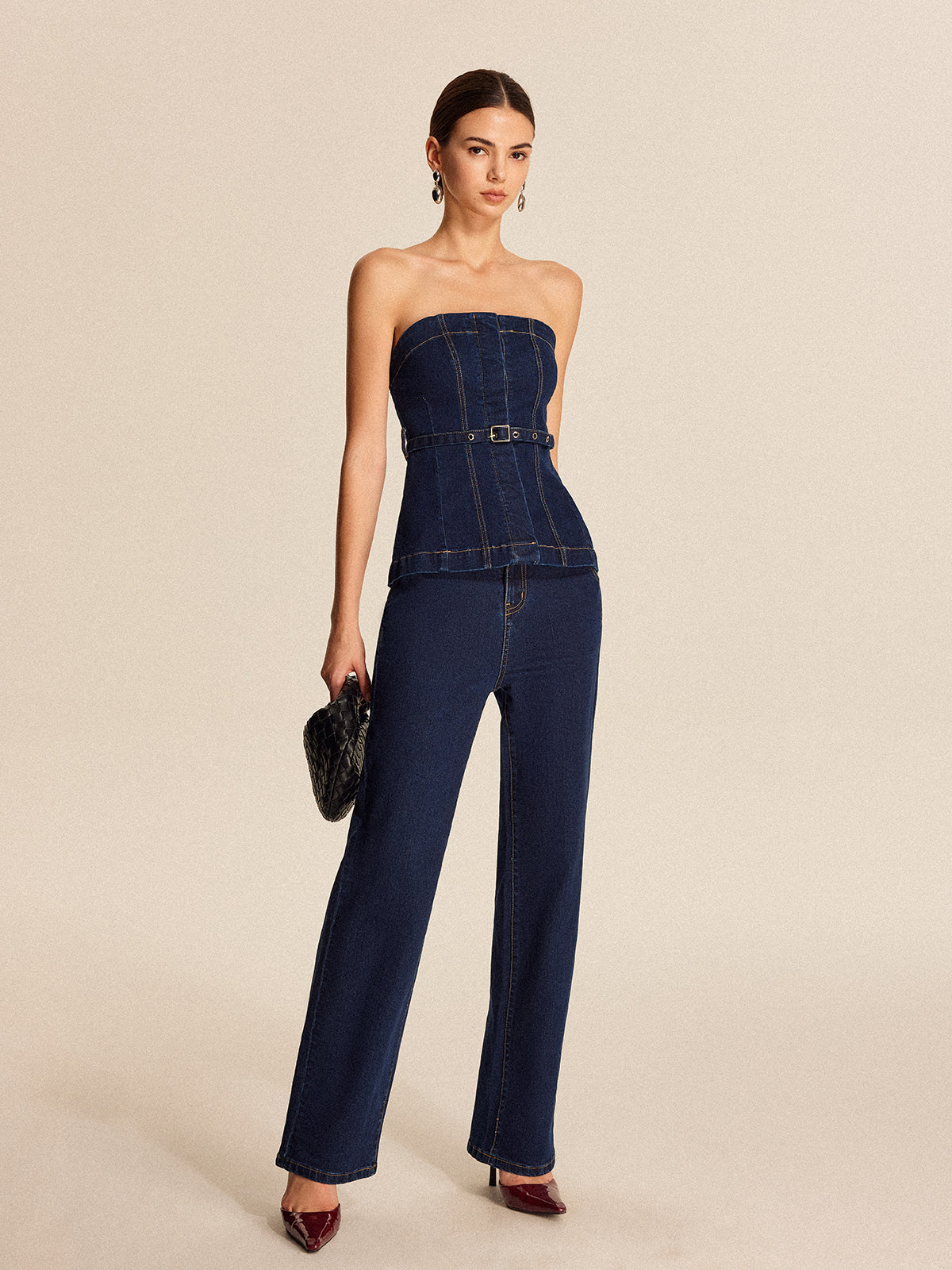 Jeans mit geradem Bein und Gürtel