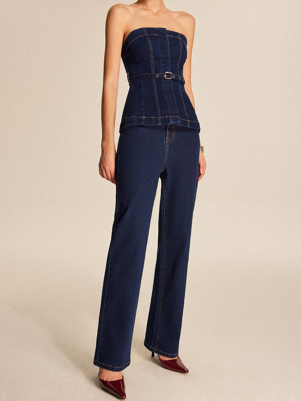 Jeans mit geradem Bein und Gürtel