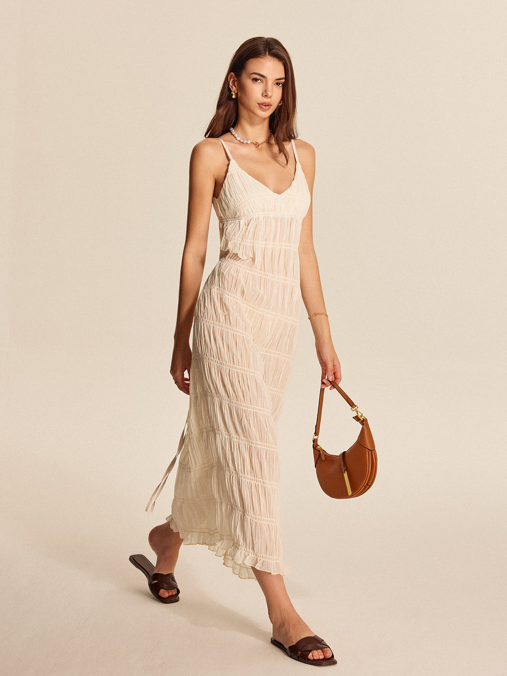 Robe plissée à fines bretelles semi-transparente