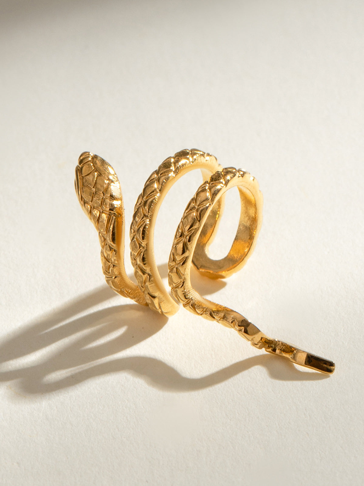 Boucle d'oreille unique en forme de serpent 