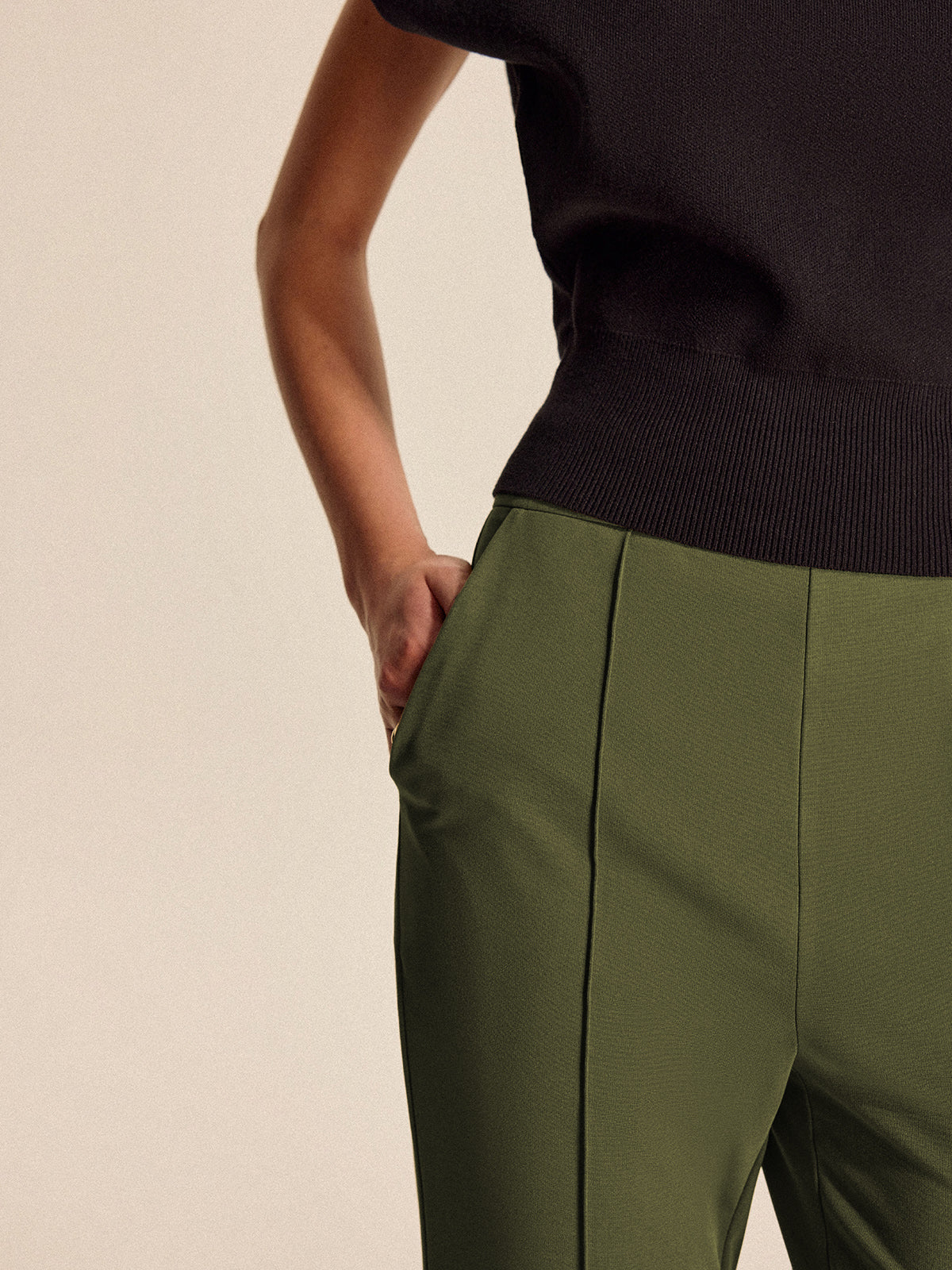 Hochgeschnittene, ausgestellte Cropped-Hose mit Taschen