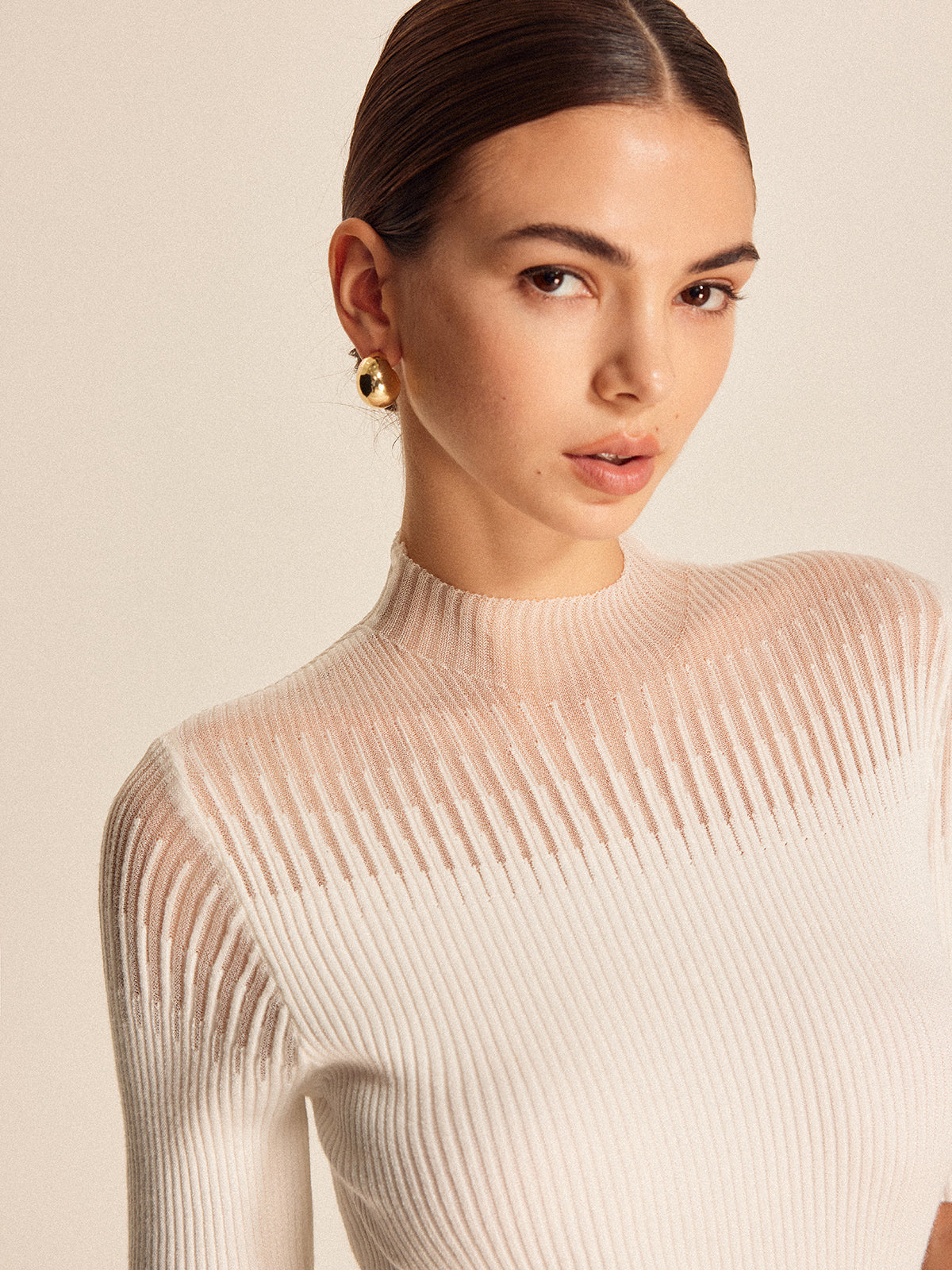 Geripptes Mock-Neck-Top aus transparentem Stoff