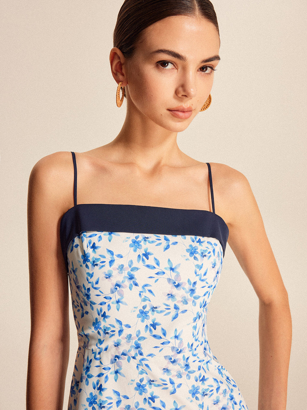 Robe à fines bretelles imprimé floral et color block