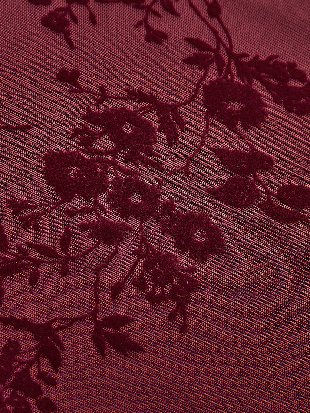 Robe florale à fines bretelles et ourlet volanté