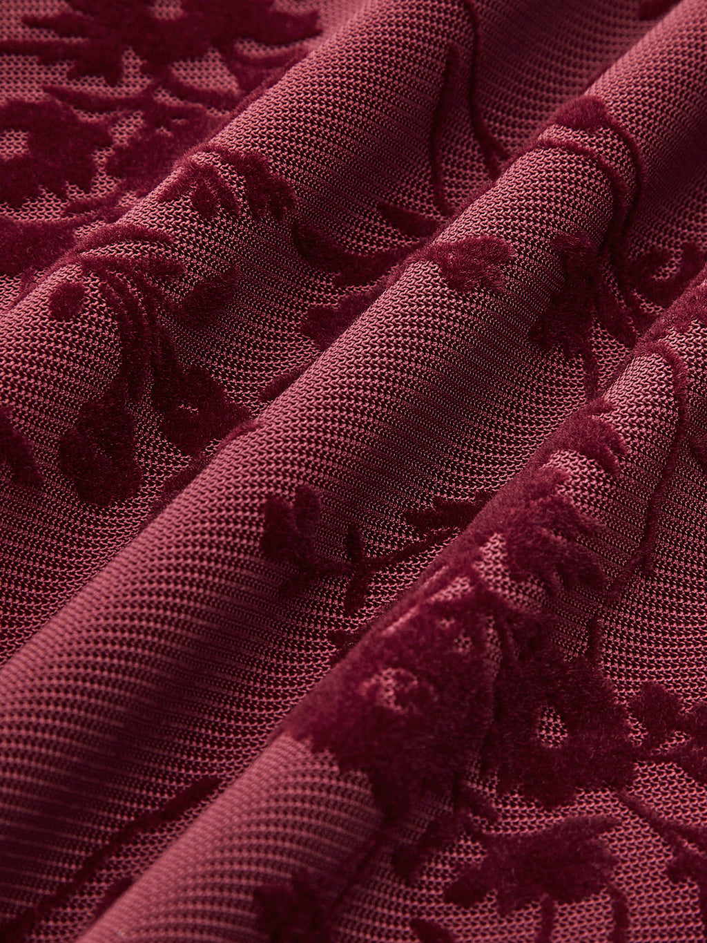Robe florale à fines bretelles et ourlet volanté
