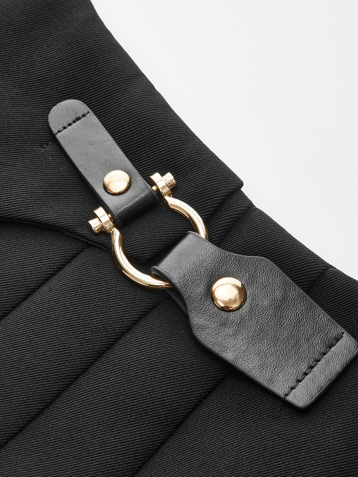 Jupe plissée asymétrique à détails métalliques 