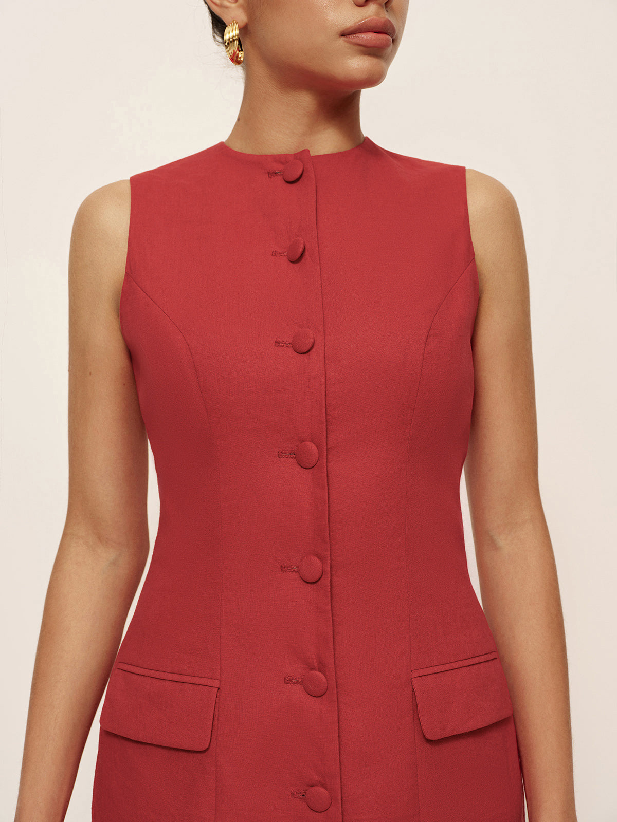 Ärmelloses kurzes Kleid aus Baumwolle und Leinen mit Knöpfen