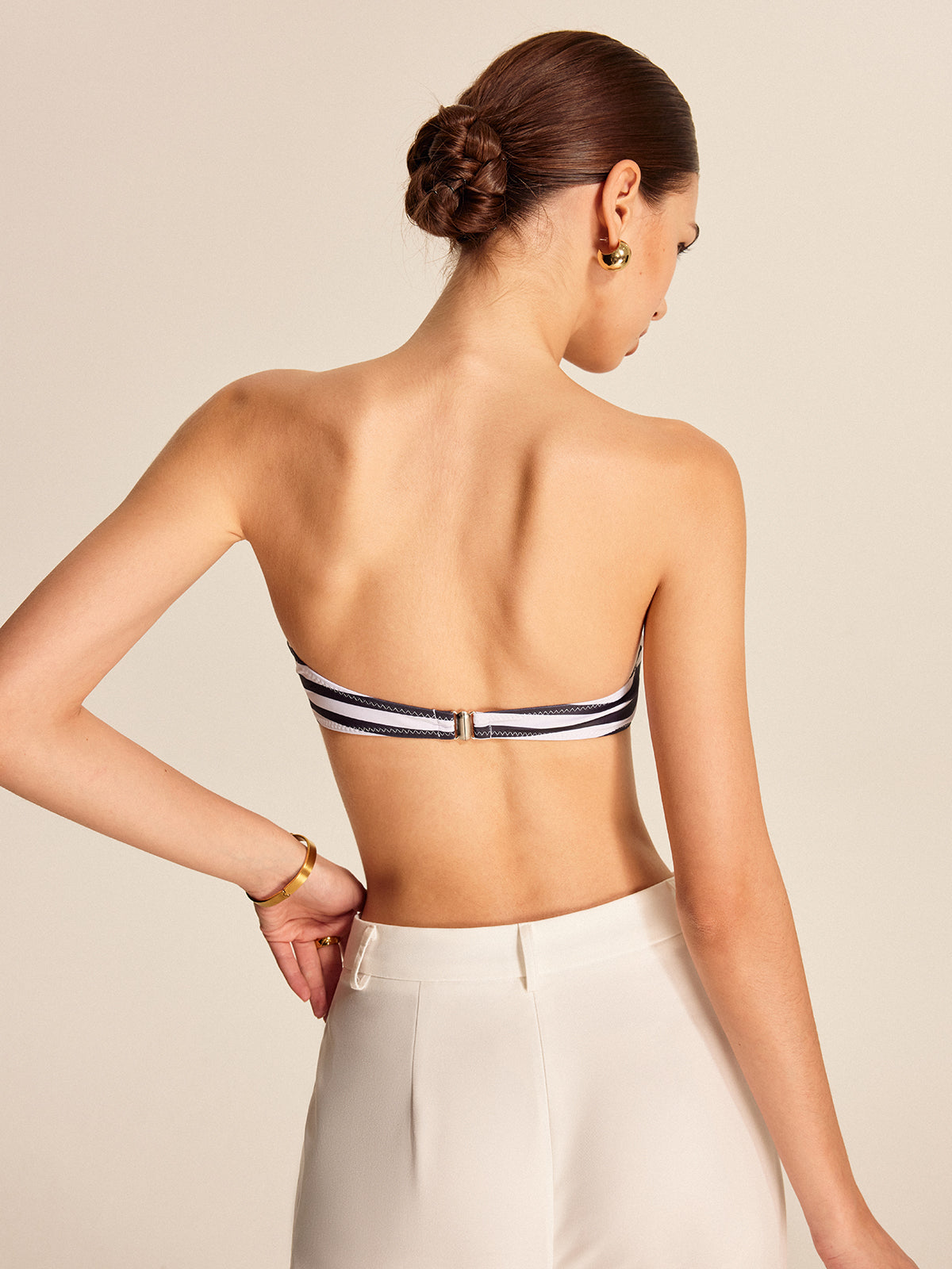 Ensemble bikini bandeau à rayures et détails floraux 