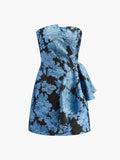Asymmetrisches trägerloses Blumenkleid