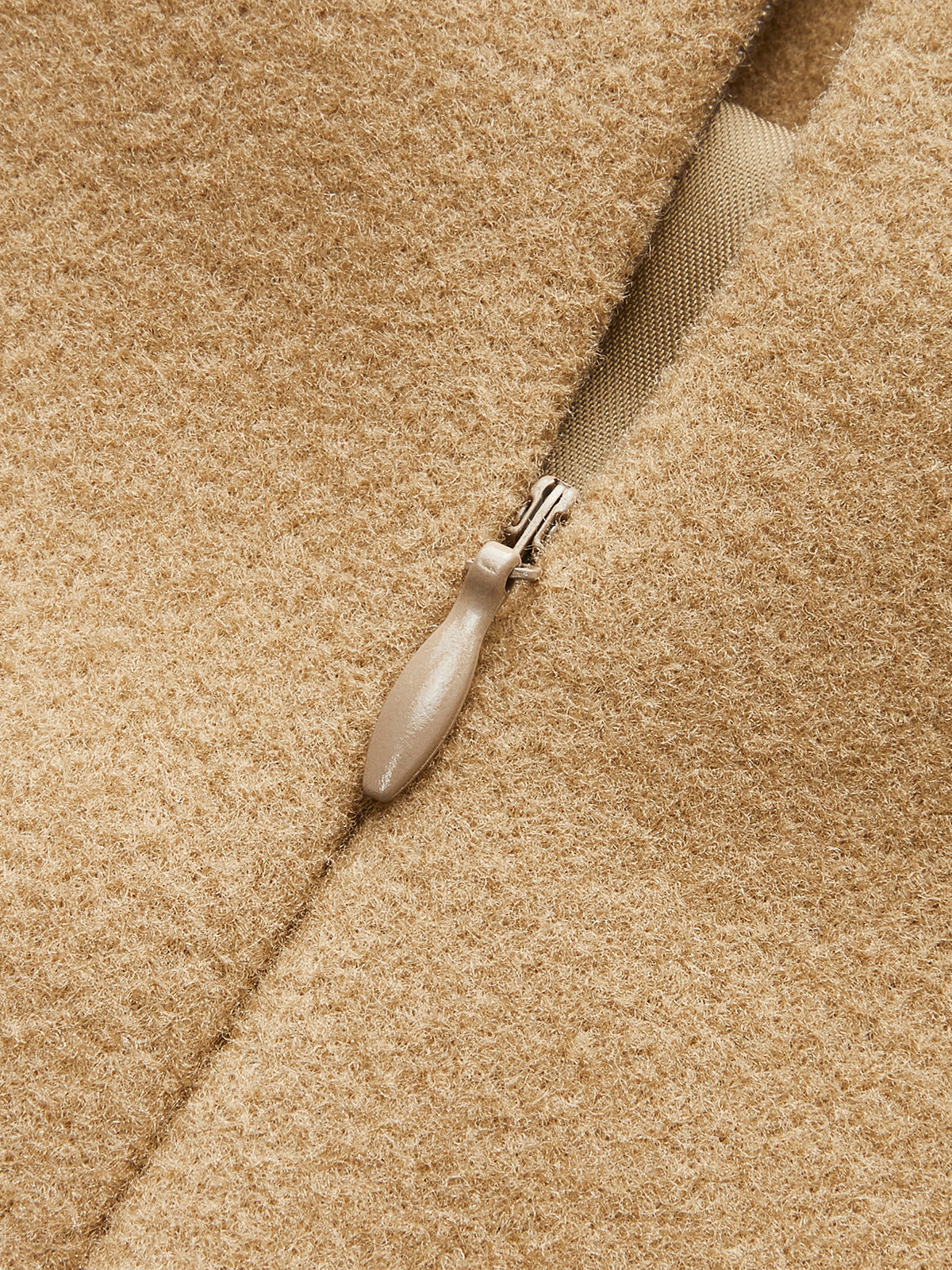 Hochtaillierter Rock mit Metallverzierung und Reißverschluss 