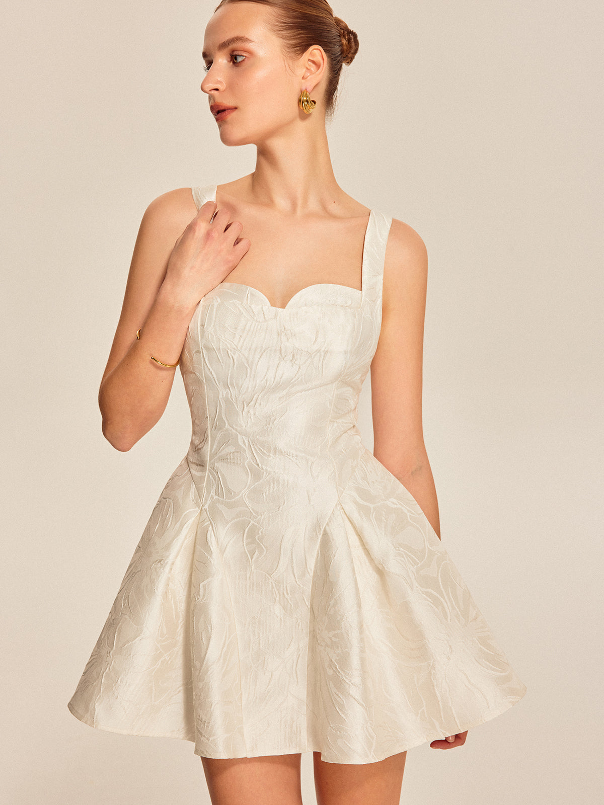 Robe évasée à encolure en cœur