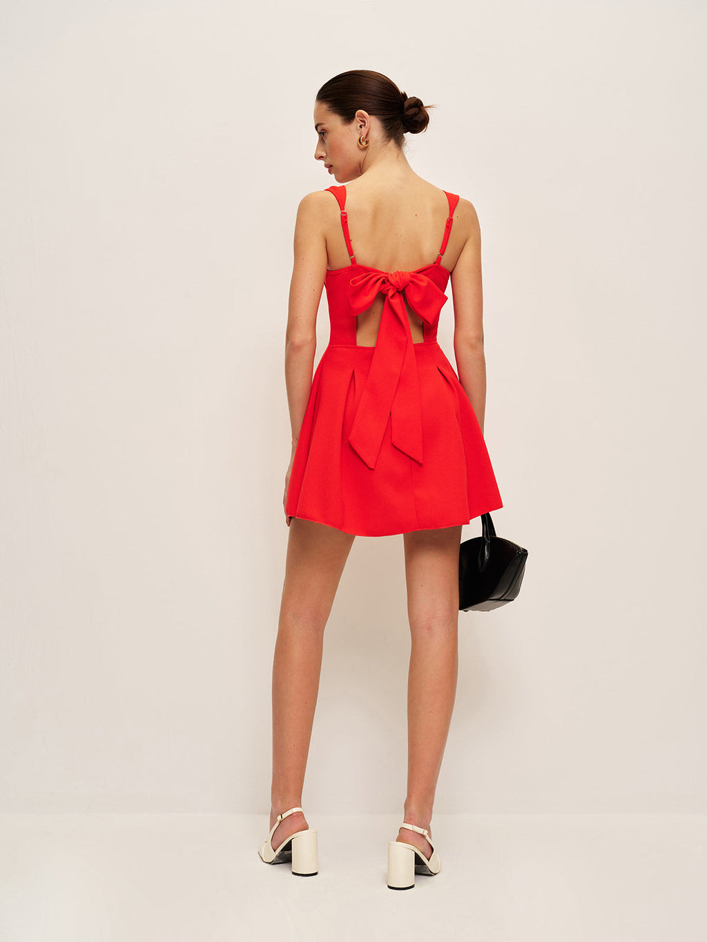 Robe dos nu à encolure carrée avec nœud