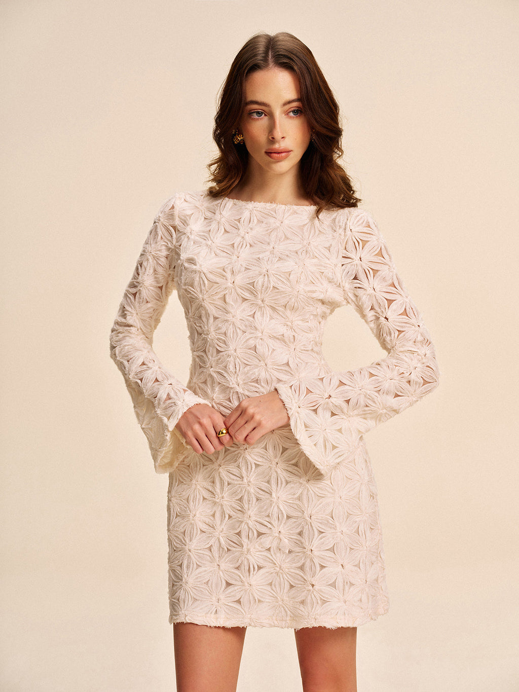 Halbtransparenter Langarmkleid aus floraler Spitze