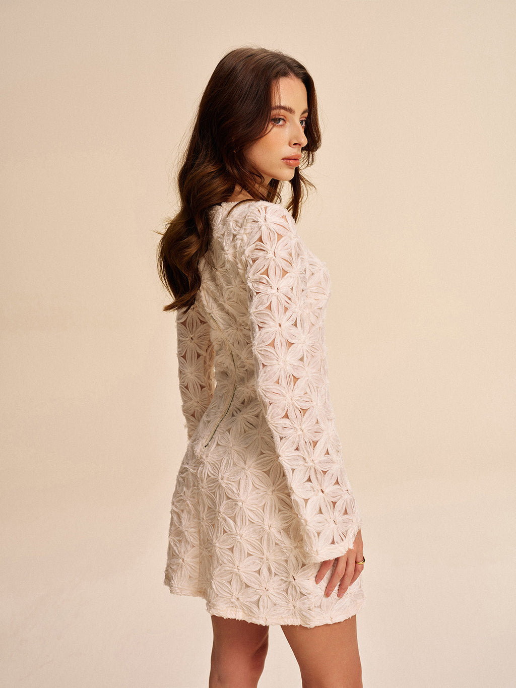 Halbtransparenter Langarmkleid aus floraler Spitze