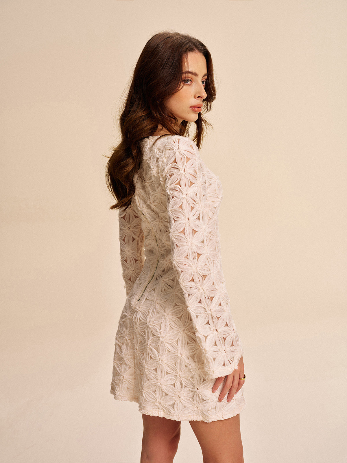 Halbtransparenter Langarmkleid aus floraler Spitze