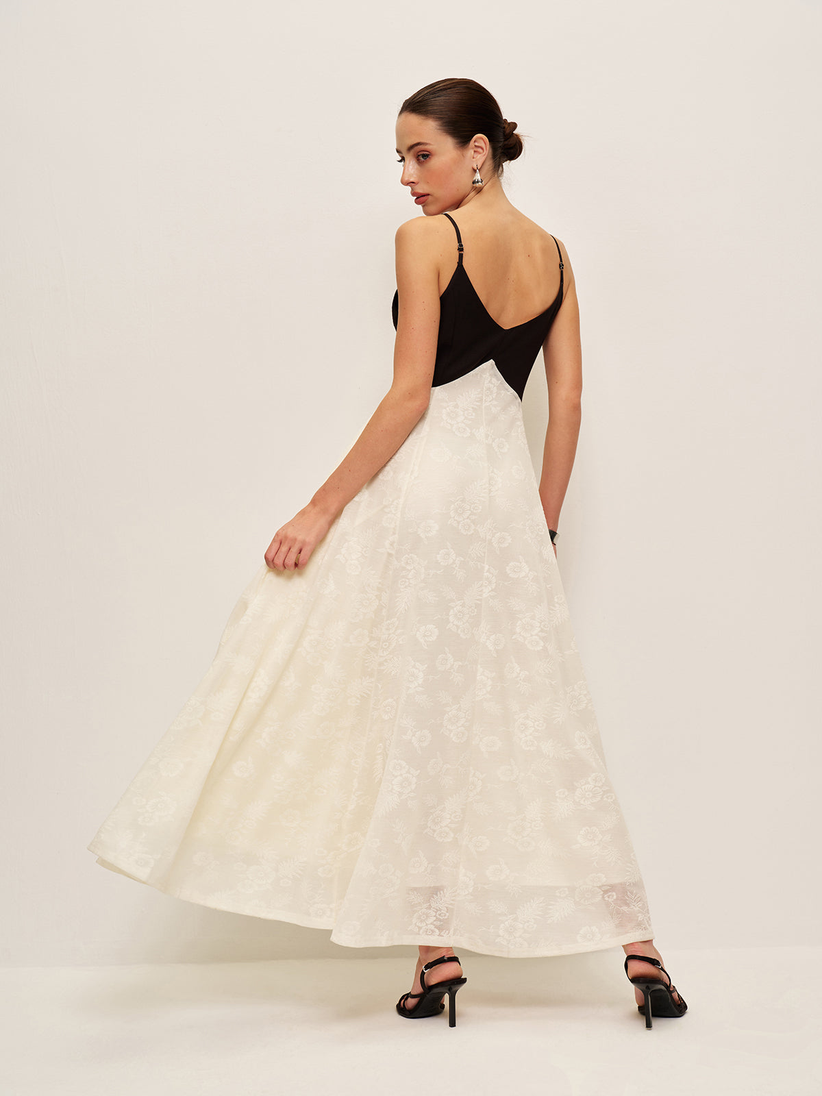 Zweifarbiges Cami-Kleid mit Twist-Detail vorne 