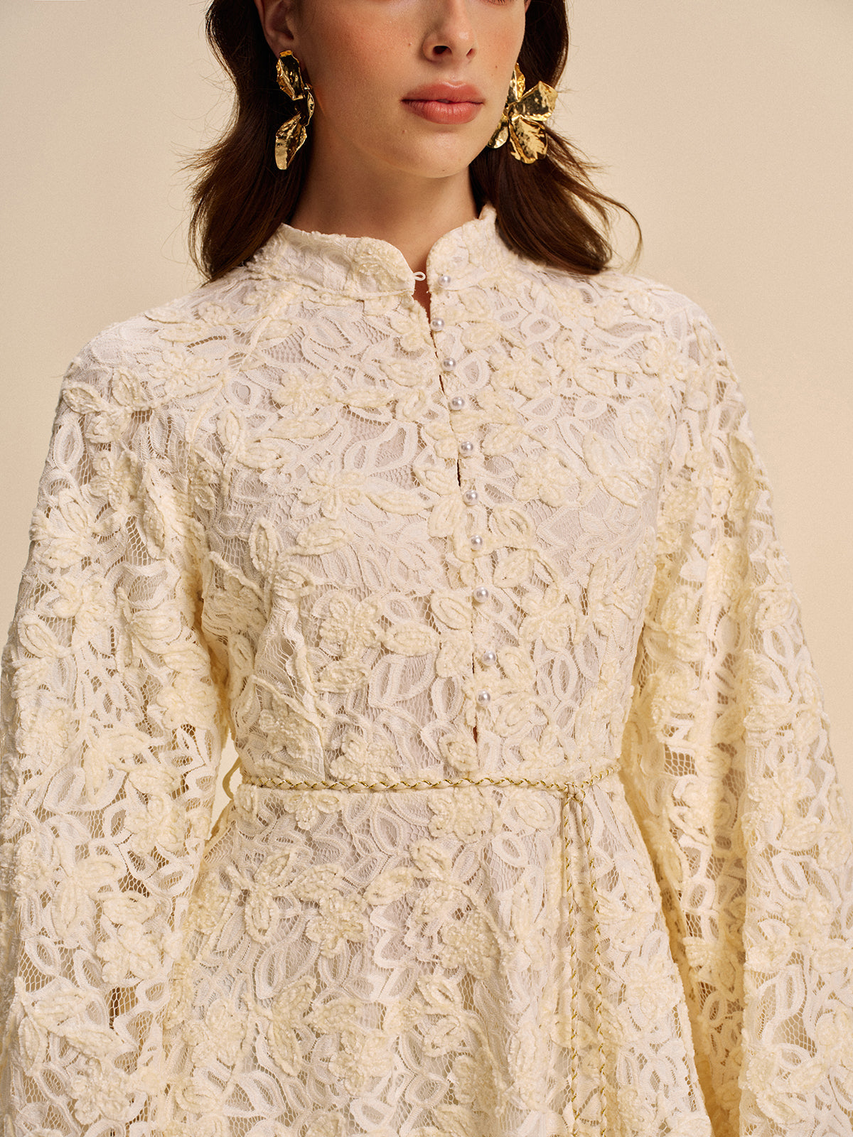 Robe en dentelle à manches cloche avec ceinture