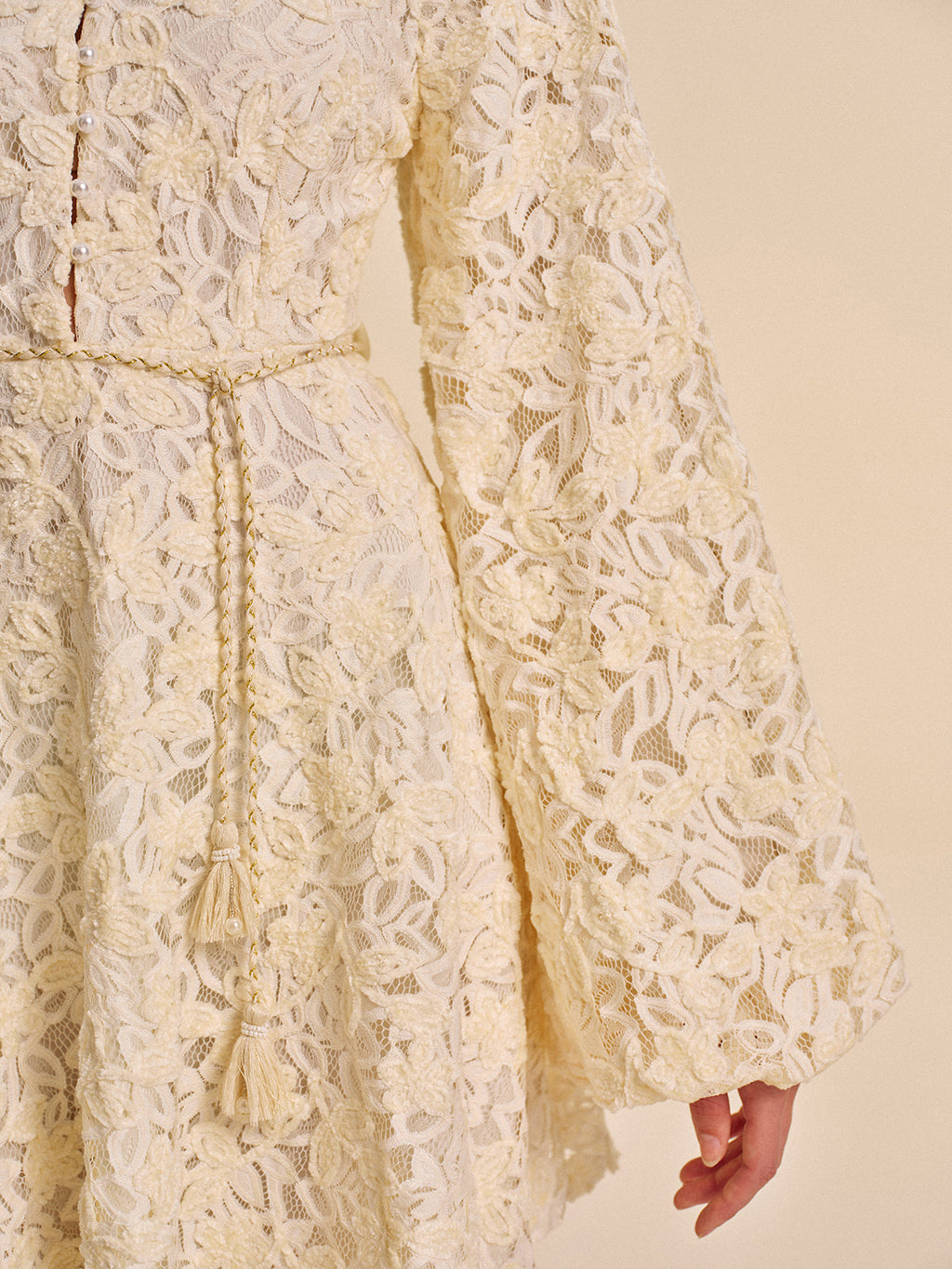 Robe en dentelle à manches cloche avec ceinture