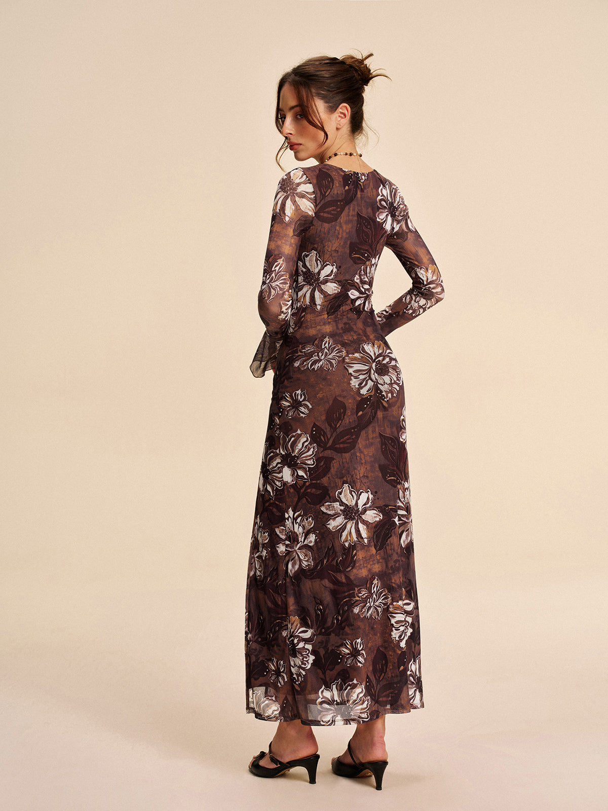 Halbtransparentes Kleid aus Mesh mit Blumenmuster, Cut-outs und Schlitz 