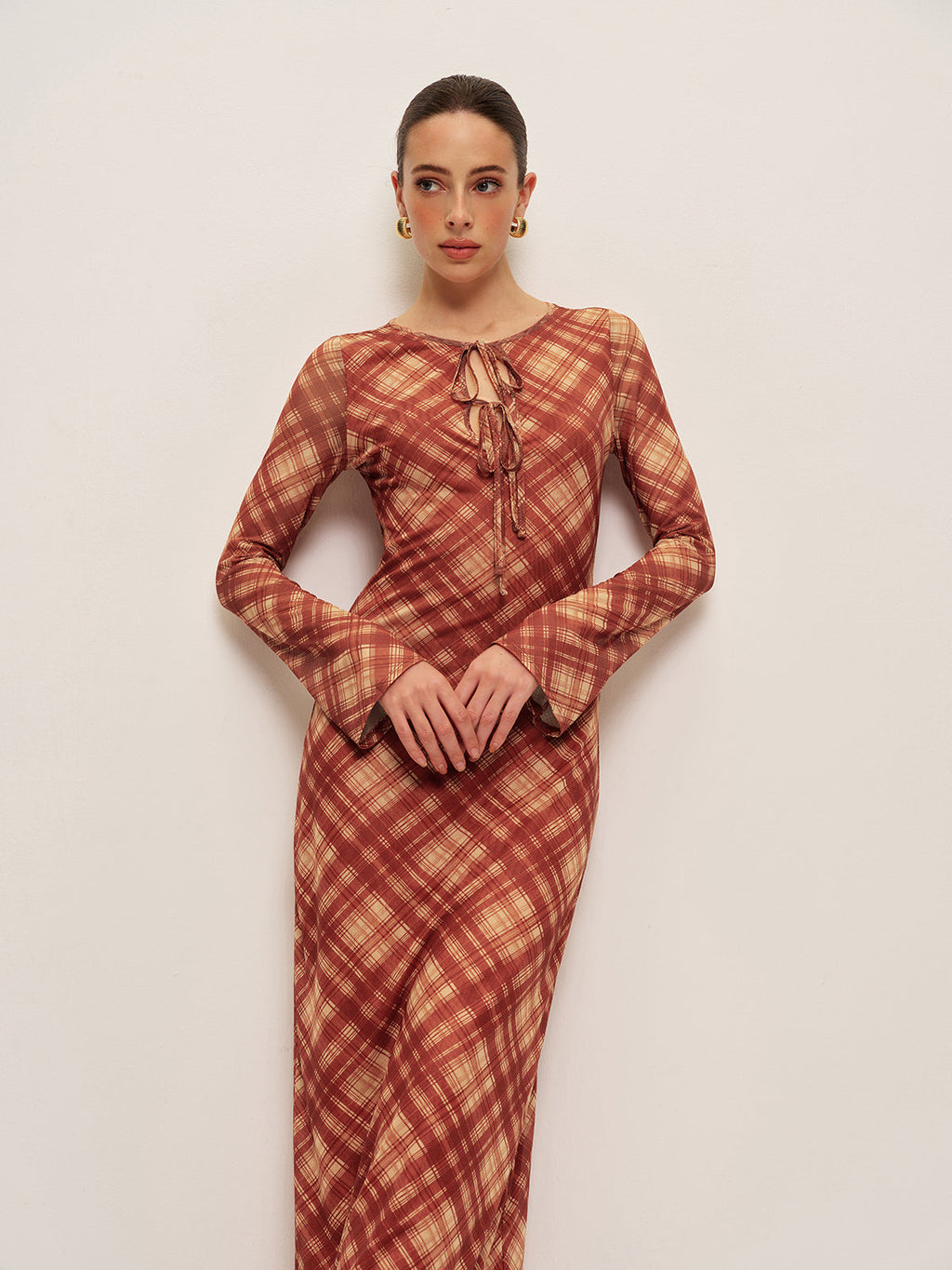 Kariertes Langarmkleid mit Bindedetail vorne