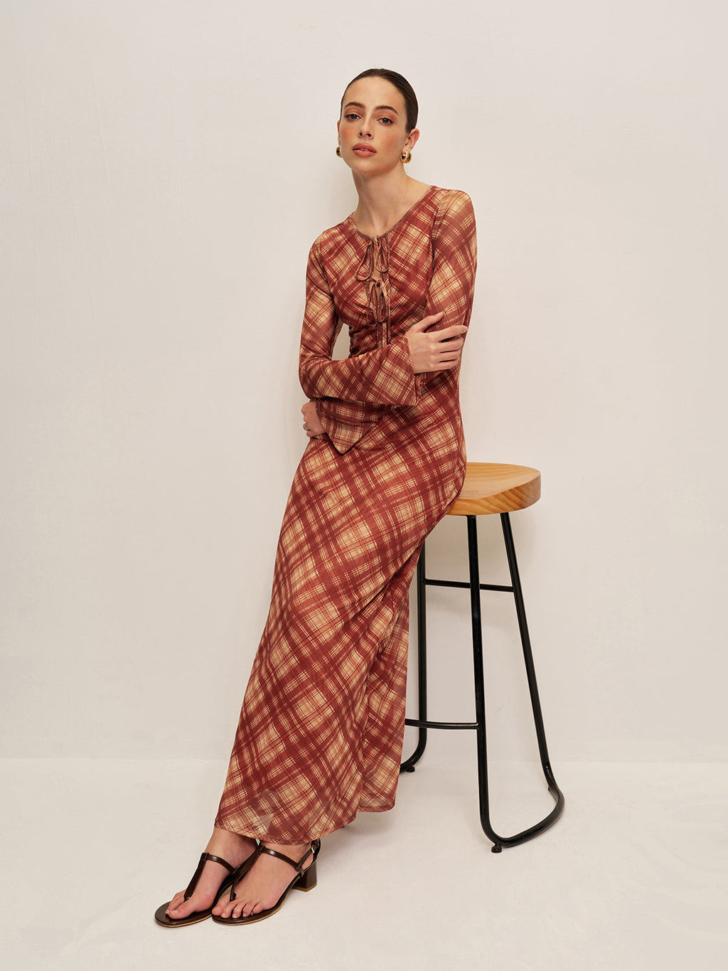 Kariertes Langarmkleid mit Bindedetail vorne