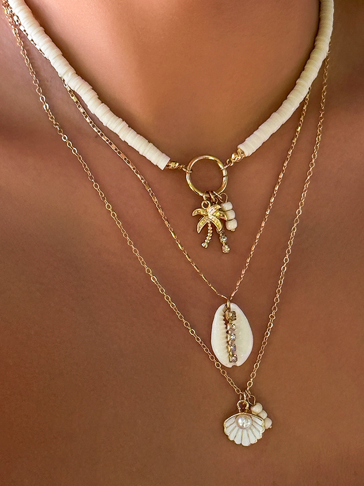 Collier à trois rangs de coquillages 