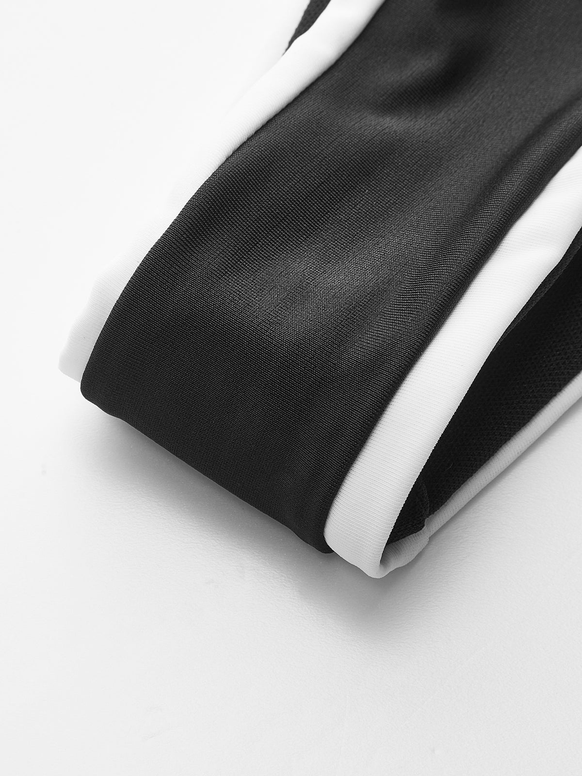 Bikini-Set mit kontrastfarbenen Ziernähten und Cut-outs 