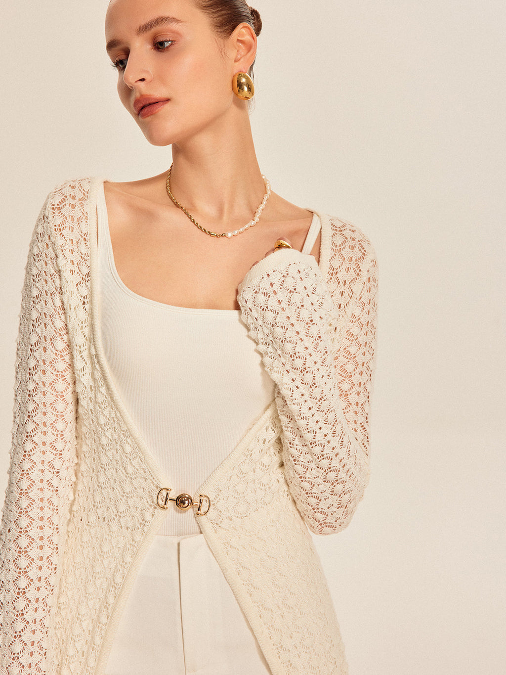 Strickjacke aus Spitze mit Metalldetails