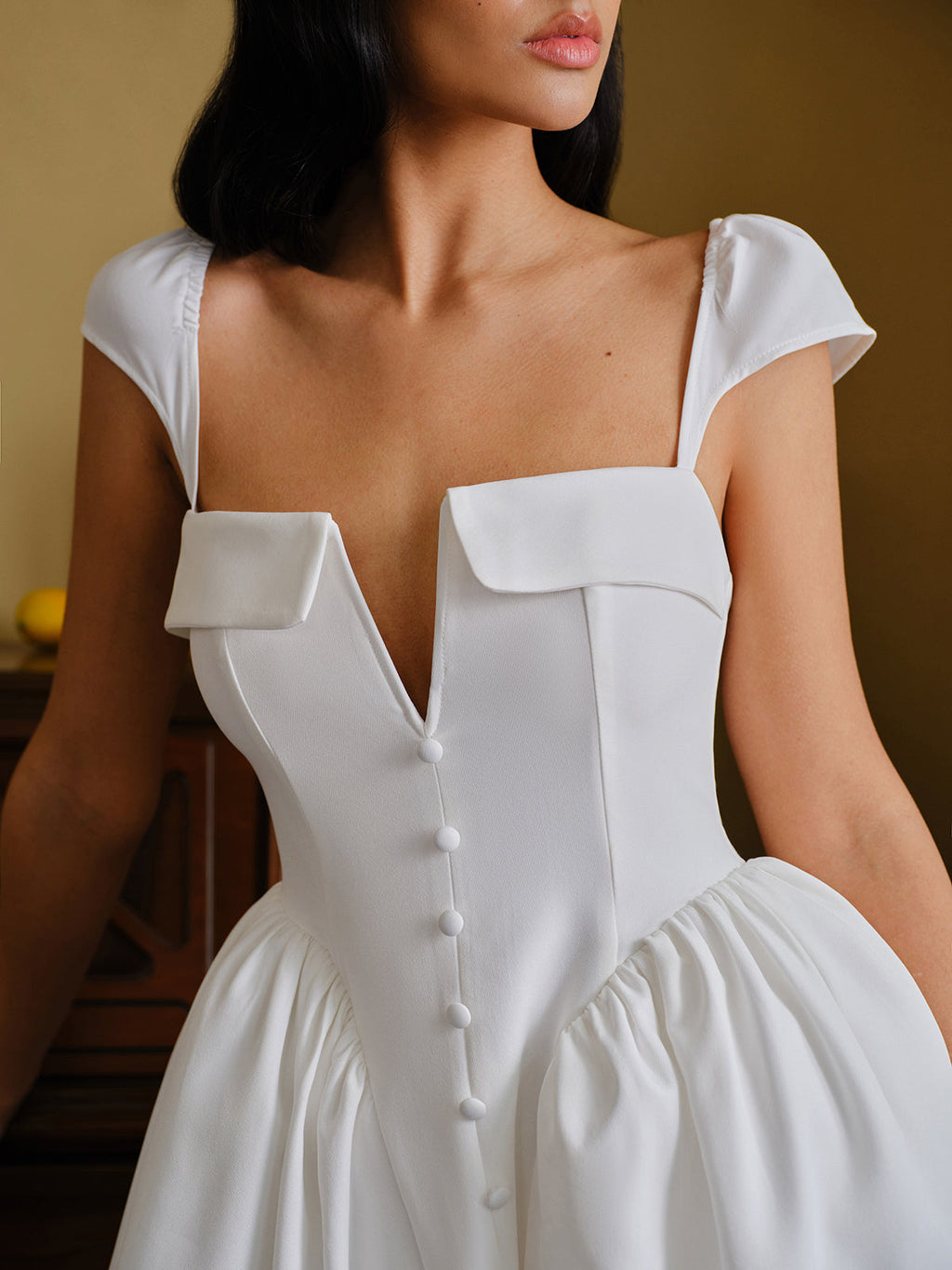 Knopfleisten-Kleid mit Herz-Ausschnitt und Puffärmeln
