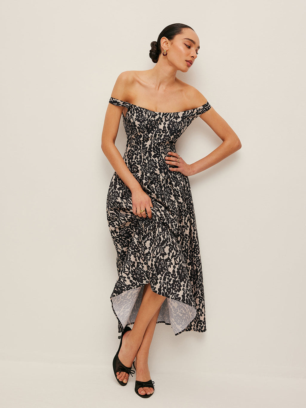 Schulterfreies Kleid mit Blumenmuster