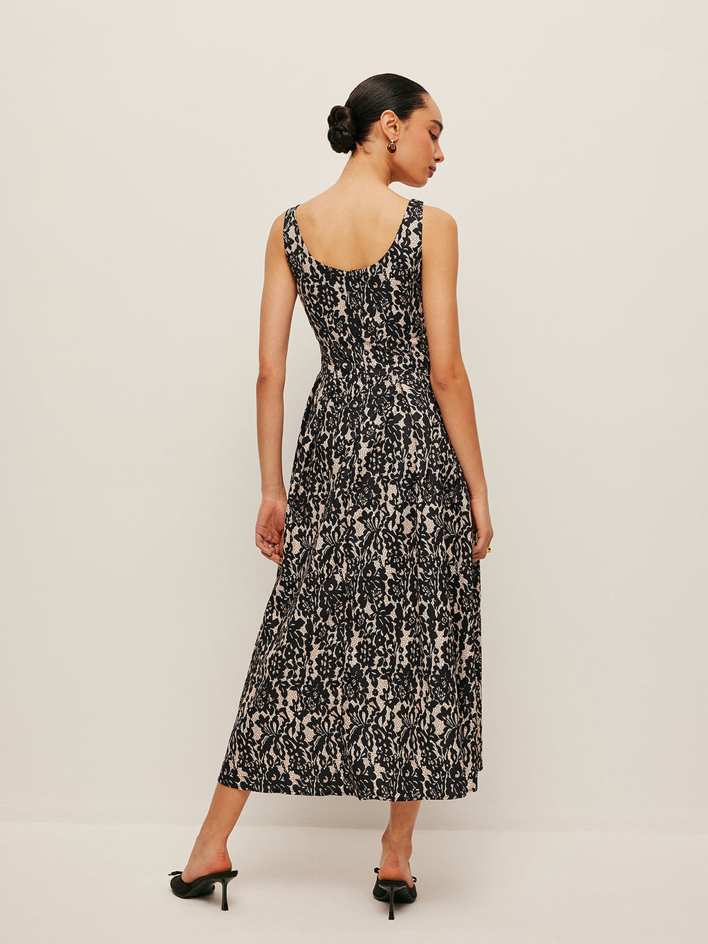 Schulterfreies Kleid mit Blumenmuster