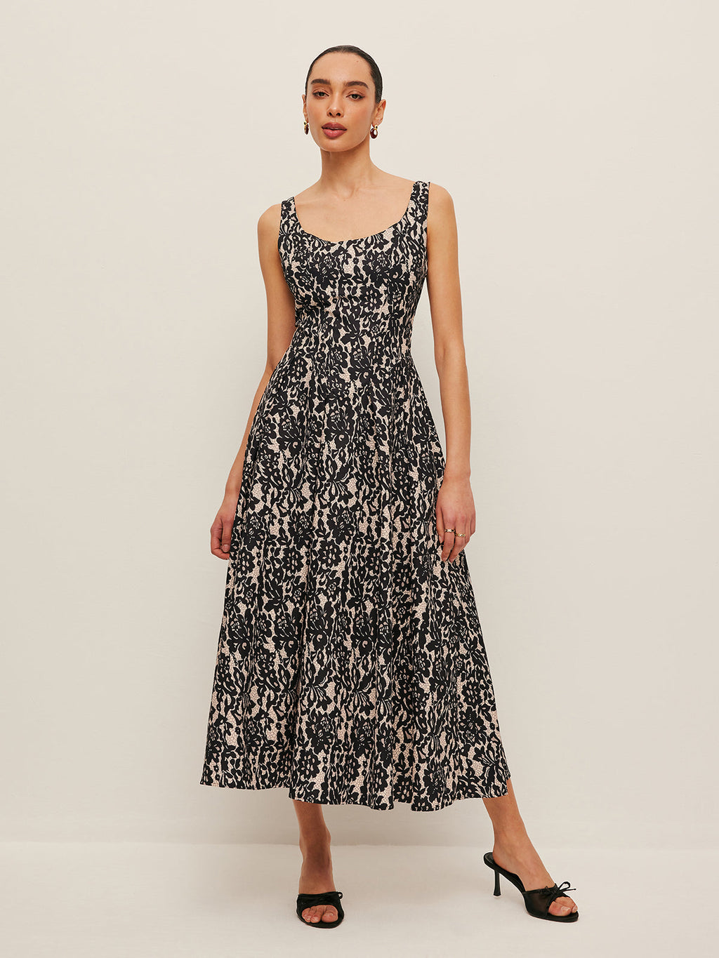 Schulterfreies Kleid mit Blumenmuster