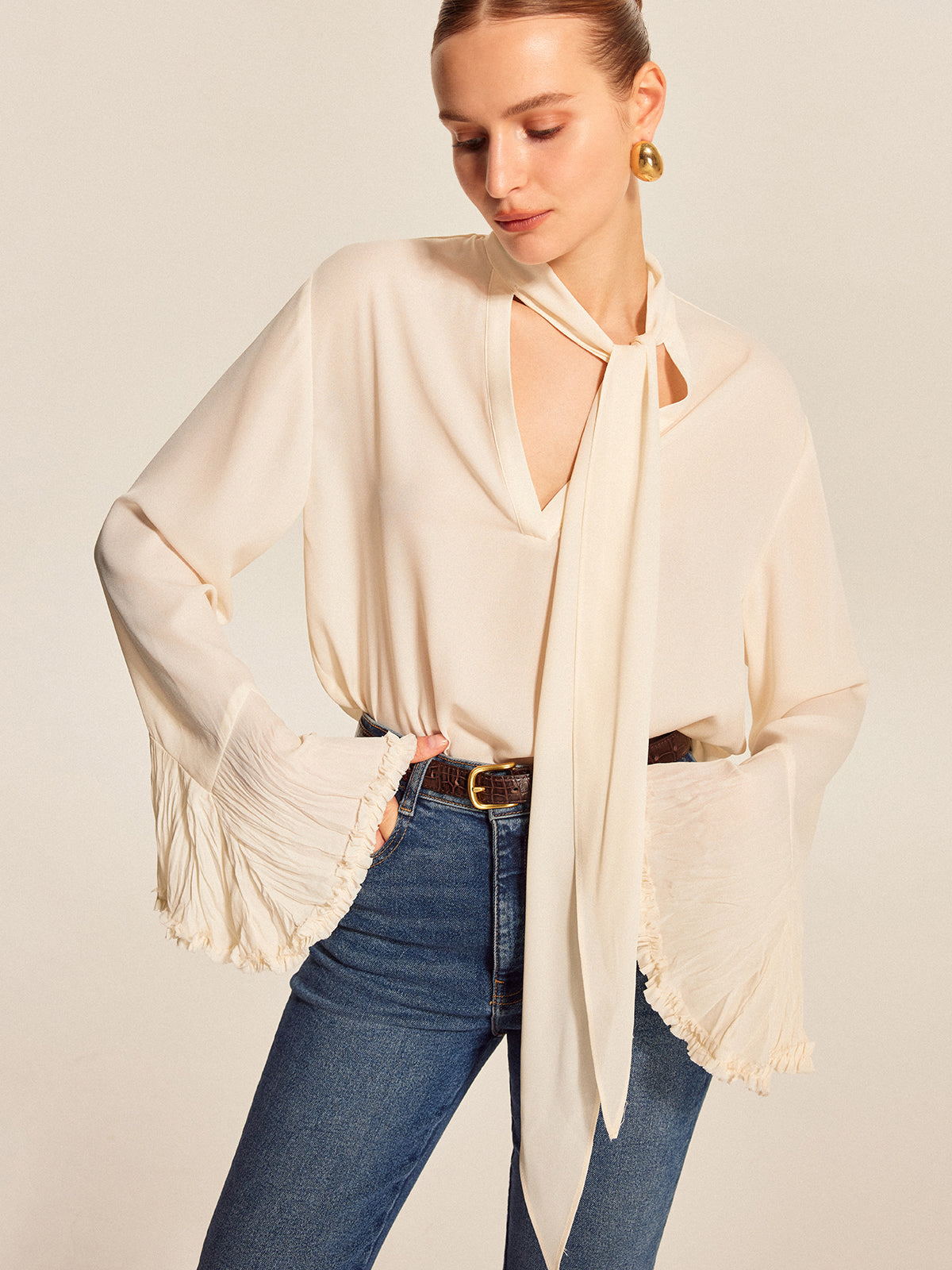 Halbtransparente Chiffonbluse mit Schleife und plissierten Ärmelbündchen