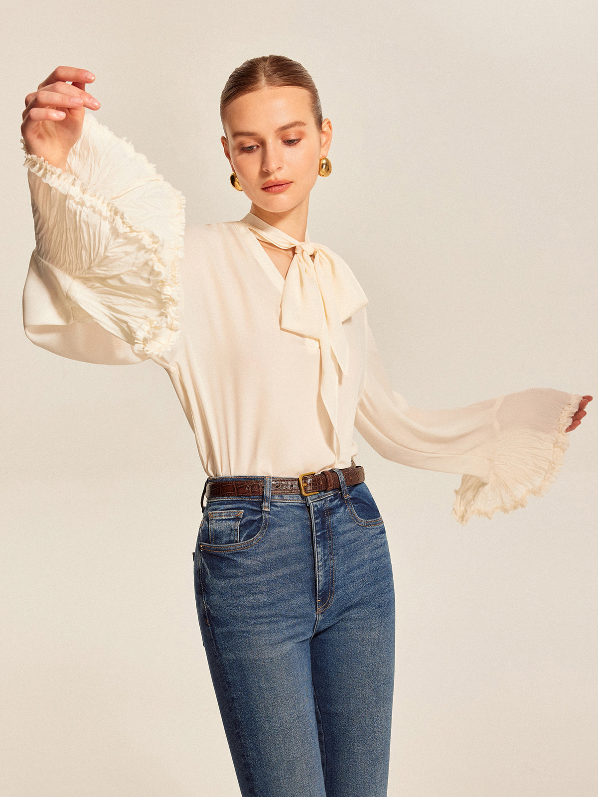 Halbtransparente Chiffonbluse mit Schleife und plissierten Ärmelbündchen