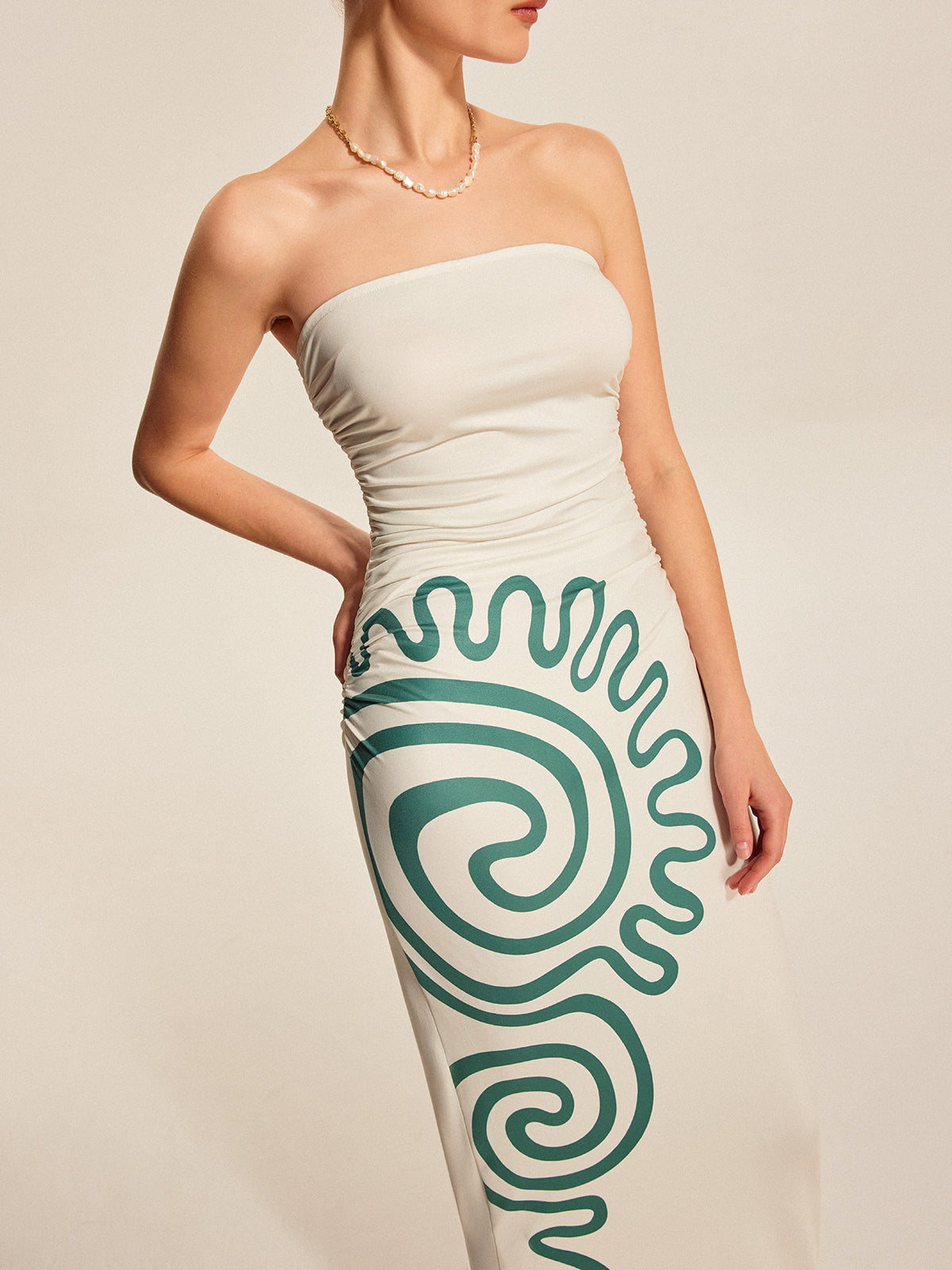 Trägerloses gerafftes bedrucktes Kleid