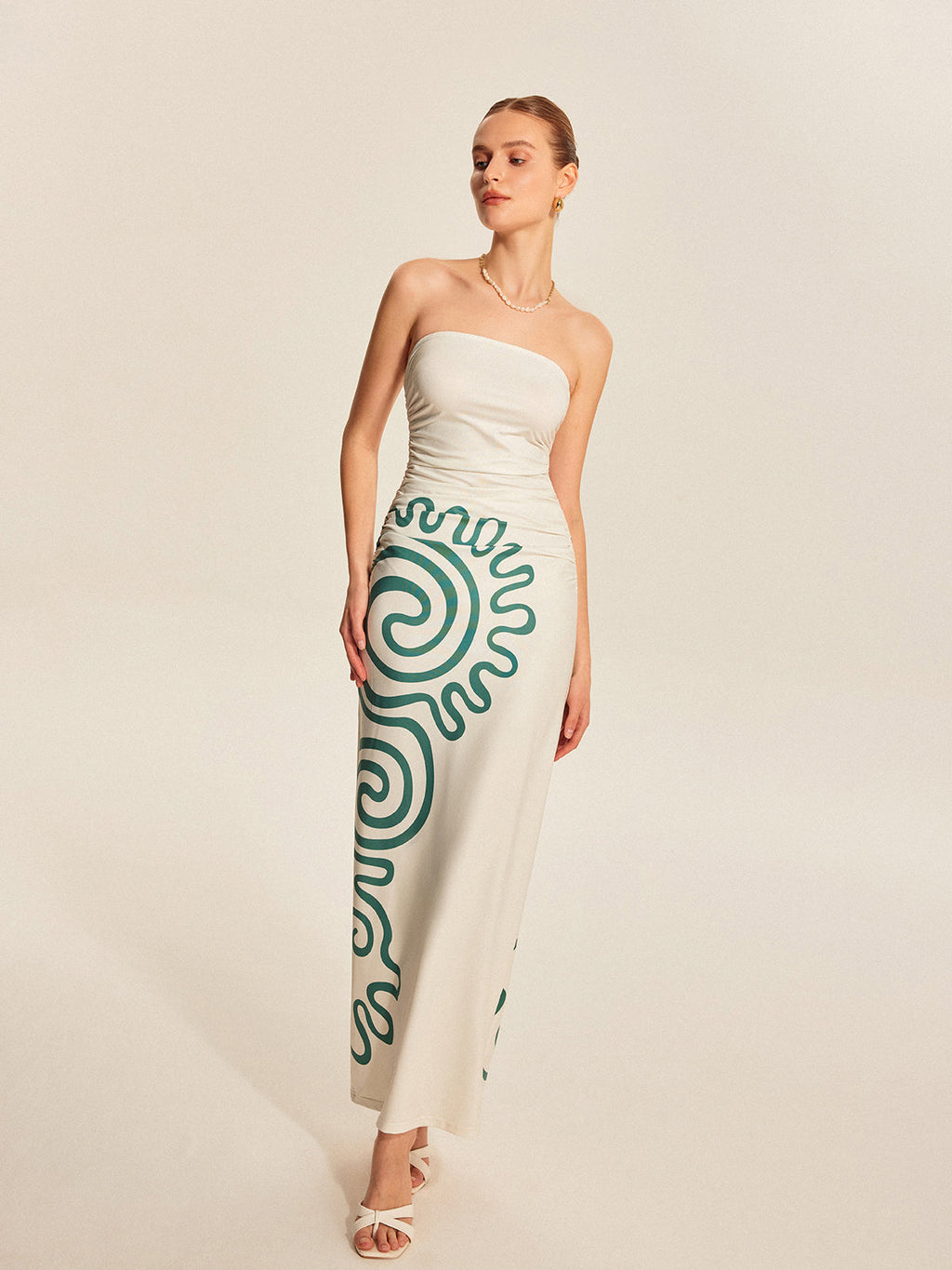 Trägerloses gerafftes bedrucktes Kleid