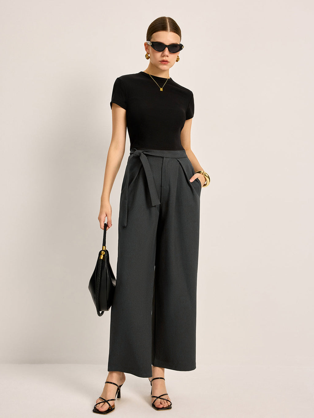 Hose mit mittelhohem Bund, Bindegürtel und Taschen