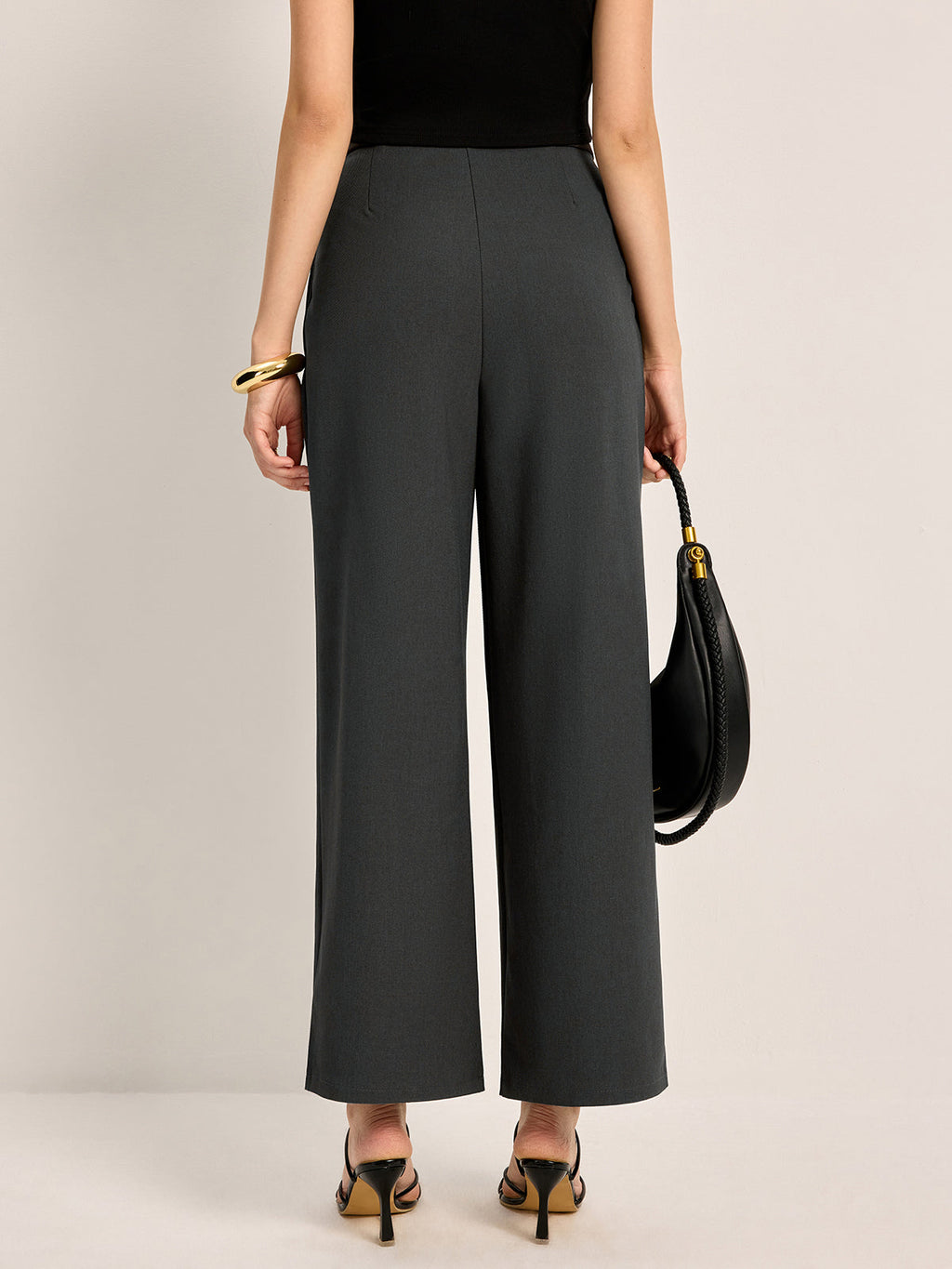 Hose mit mittelhohem Bund, Bindegürtel und Taschen