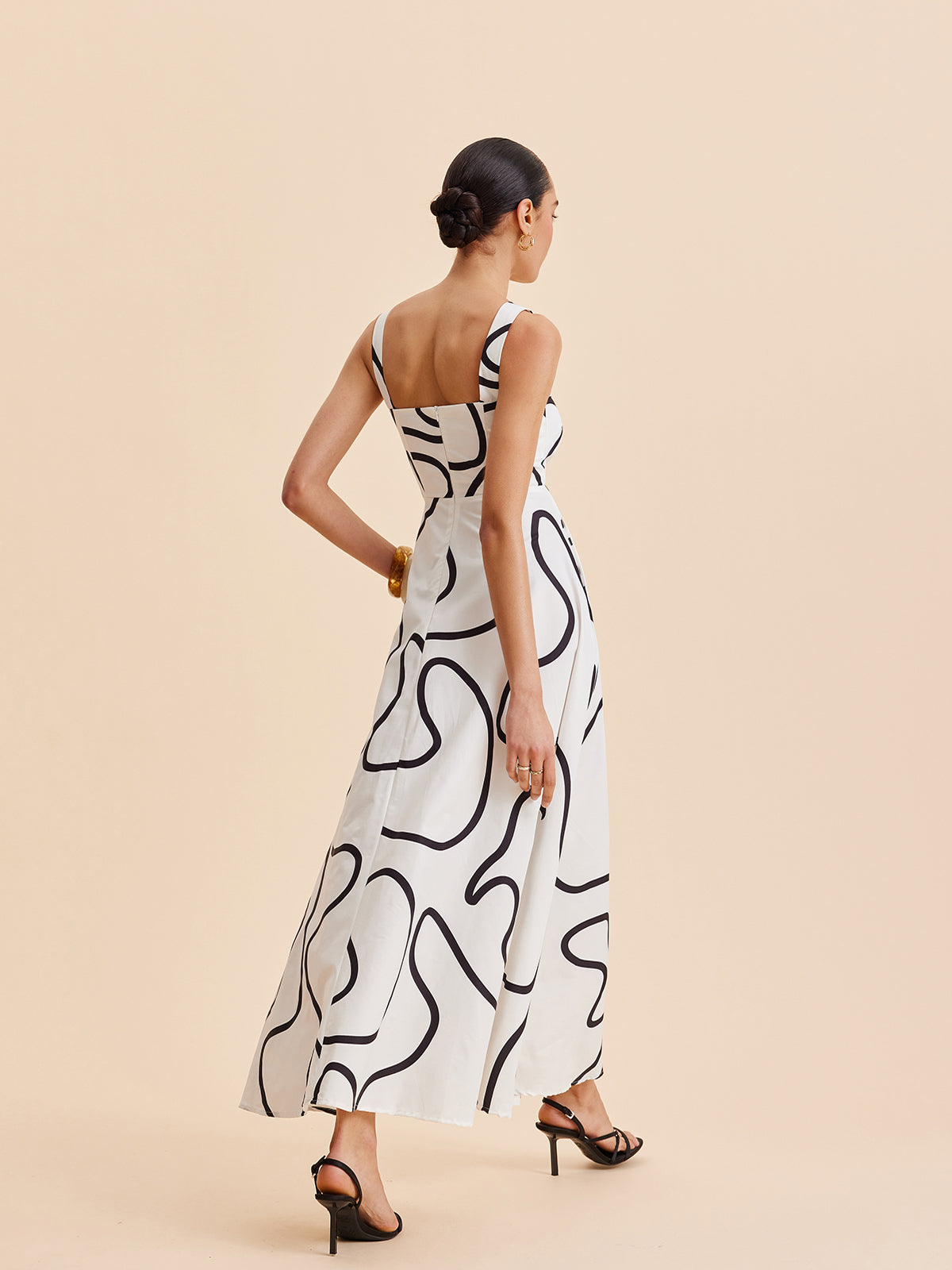 Quadratisches Trägerkleid mit abstraktem Linienmuster
